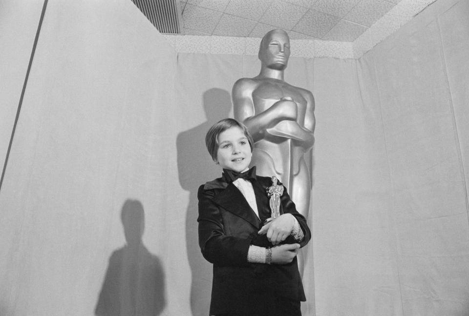 La actriz Tatum O'Neal al ganar su Oscar por su actuación en la película "Paper Moon" cuando apenas tenía 10 años de edad. O'Neal se convirtió en la ganadora más joven de un Óscar. (Getty Images)