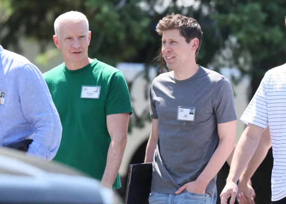 Anderson Cooper y Sam Altman, CEO de OpenAI, asistiendo a la conferencia anual de medios y tecnología de Allen and Co. Sun Valley en el Sun Valley Resort en Sun Valley, Idaho, Estados Unidos, el 11 de julio de 2024.