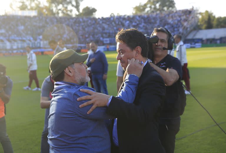 Fines de septiembre de 2019, antes de un triunfo de River sobre Gimnasia en La Plata: Diego Maradona y Marcelo Gallardo, unidos y emocionados