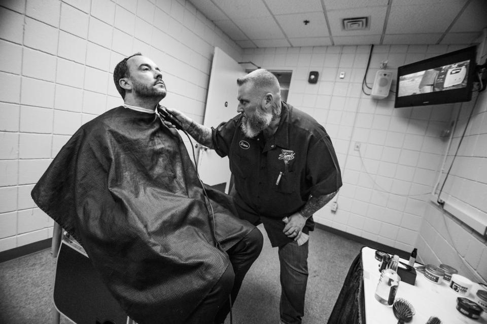 Steve Vilot trimming Dave Matthews' hair