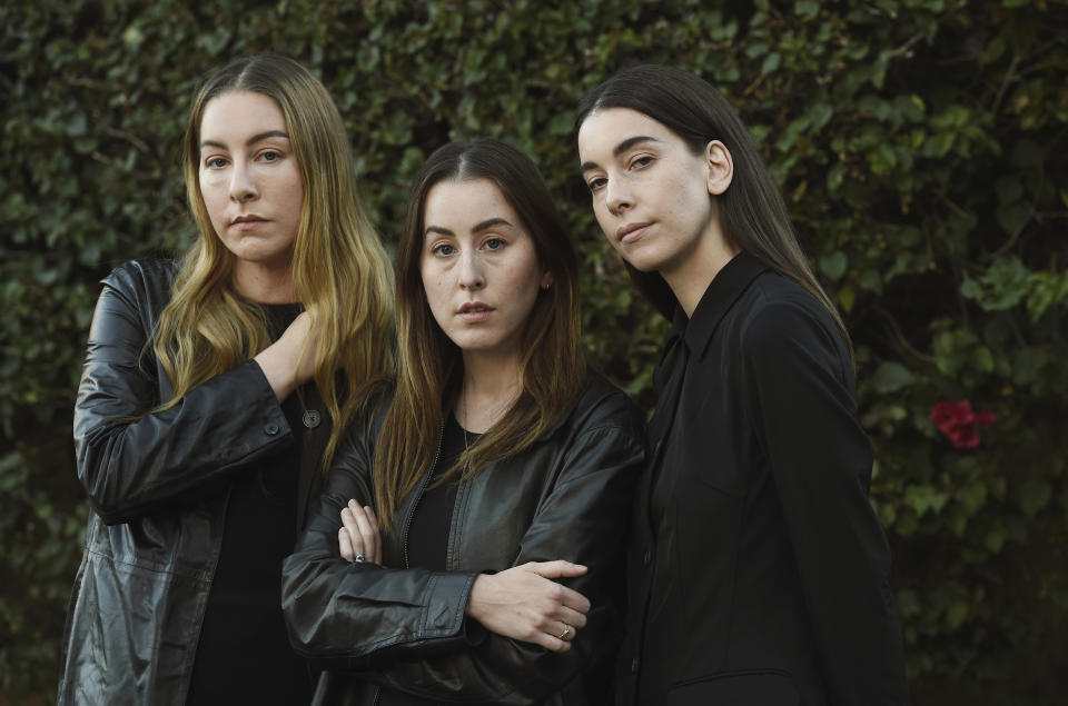 Las hermanas Haim, de izquierda a derecha Este, Alana y Danielle de la banda HAIM posan en Los Angeles el 22 de febrero de 2021. (Foto AP/Chris Pizzello)