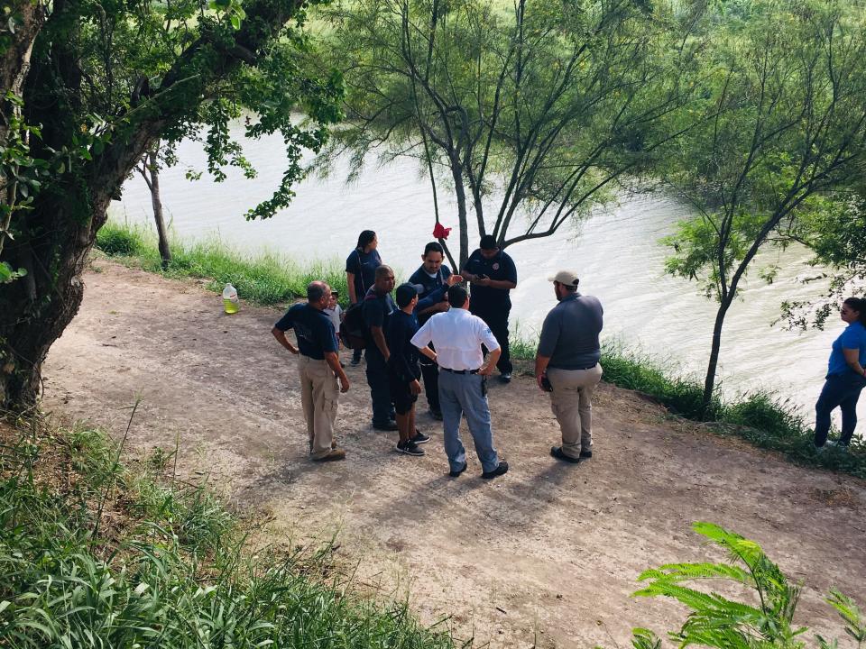 Funcionarios del orden de México aparecen al lado de la orilla del río Bravo, donde se hallaron los cadáveres del migrante salvadoreño Oscar Alberto Martínez Ramírez y su hija Valeria, de casi dos años, en Matamoros, México, el lunes 24 de junio del 2019, después de que se ahogaron tratando de cruzar el río hacia Brownsville, Texas. (AP Foto/Julia Le Duc)