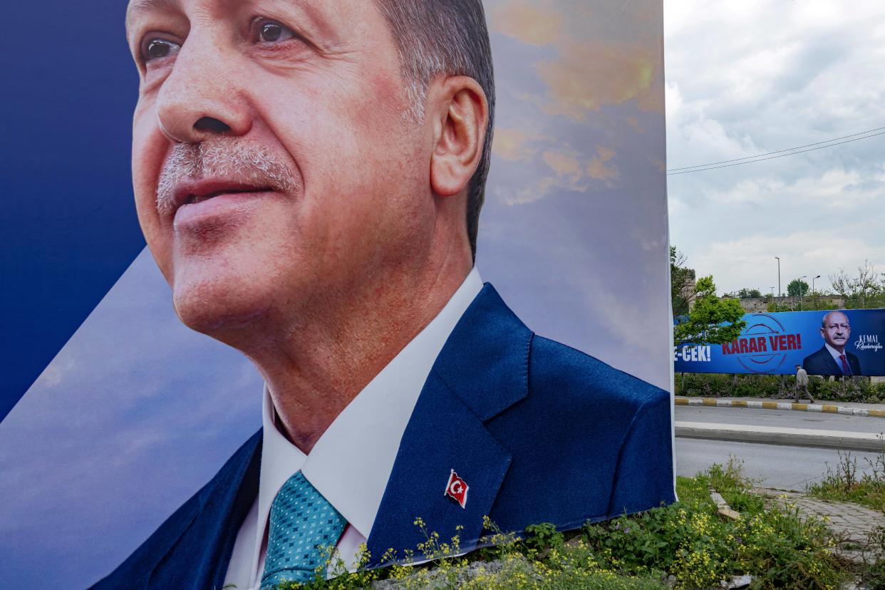 Le président sortant Recep Tayyip Erdogan sur une affiche de campagne, devant celle du candidat d’opposition Kemal Kiliçdaroglu