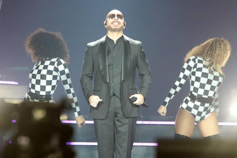 Pitbull durante la segunda parte del Trilogy Tour 2024 con los fenómenos globales Enrique Iglesias y Ricky Martin en el Save Mart Center, en Fresno, el martes 30 de enero de 2024.