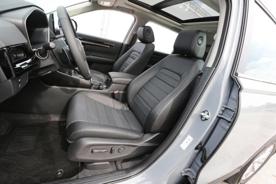 S以上車型的雙前座椅分別具備8向與4向電動調整功能，且駕駛座還附有2組記憶設定，整個乘坐感受相當舒適服貼。