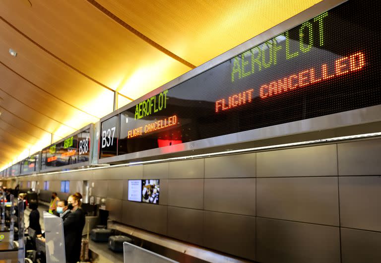 Un cartel dice "Vuelo cancelado" en el mostrador de facturación de Aeroflot en la Terminal Internacional Tom Bradley del Aeropuerto Internacional de Los Ángeles (LAX) el 2 de marzo de 2022 en Los Ángeles, California.