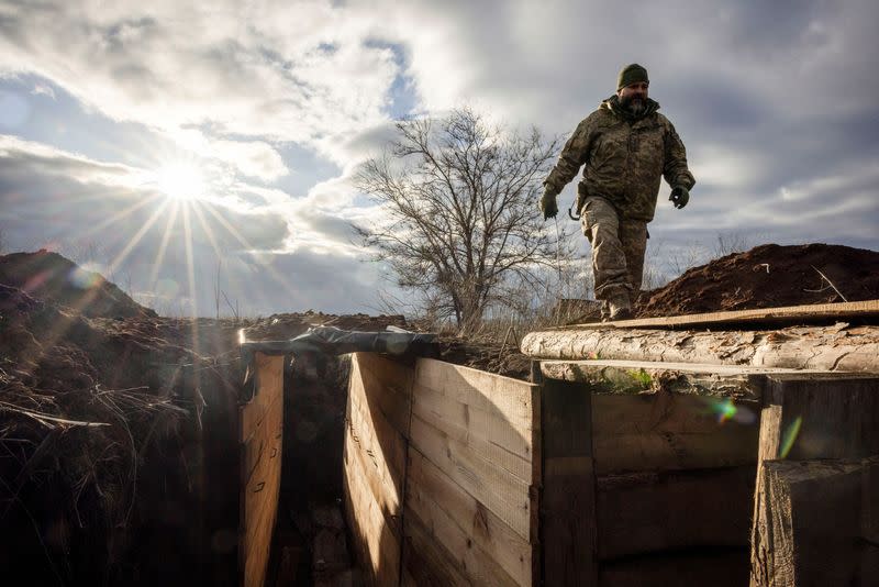 fiUkraine builds barricades, digs trenches as focus shifts to defence