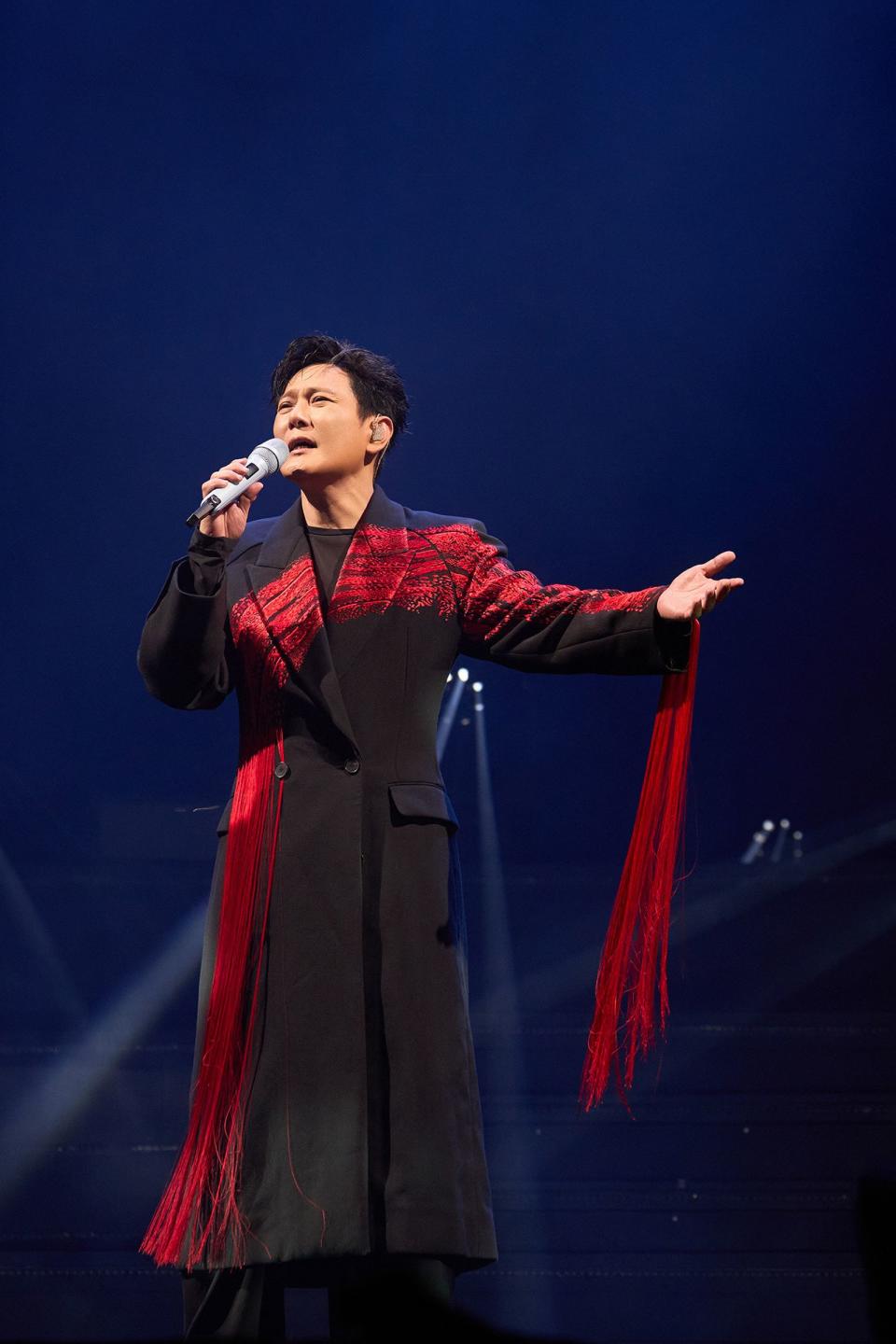 張信哲在北京站一開場就演唱3首生涯之作〈信仰〉、〈寬容〉及〈不要對他說〉。（潮水音樂提供）