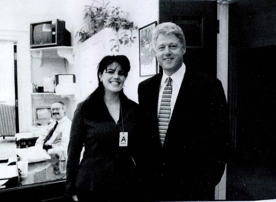 Ein Foto der ehemaligen Praktikantin im Weißen Haus Monica Lewinsky, als sie 1990 bei einer Veranstaltung im Weißen Haus Präsident Bill Clinton traf. (Bild: Getty Images)