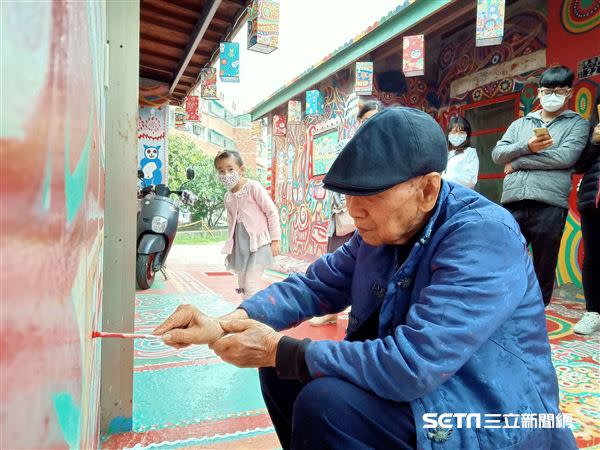 爺爺的畫充滿正能量，（下圖）除了有吉祥畫，還有一區寫著「我們結婚吧」堪稱情侶們的求婚專區。（圖／彩虹團隊提供、記者張雅筑攝）