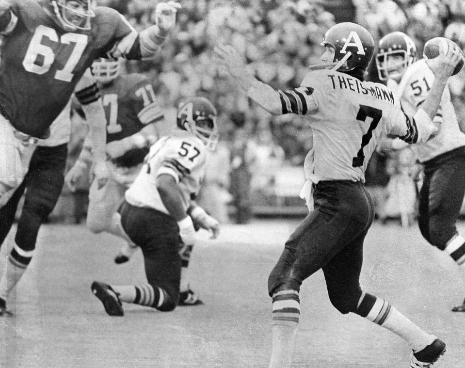 Calgary Stampeders' Dick Suderman, left, runs at Toronto Argonauts quarterback Joe Theismann during Grey Cup action in Vancouver on in 1971. (The Canadian Press/Vancouver Province)