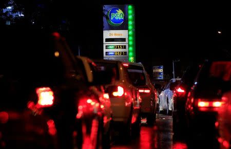 Customers wait in line to buy petrol before it runs out at a petrol station in Islamabad, Pakistan July 26, 2017. REUTERS/Caren Firouz