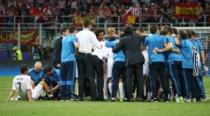 Soccer Football - Atletico Madrid v Real Madrid - UEFA Champions League Final - San Siro Stadium, Milan, Italy - 28/5/16 Real Madrid's Cristiano Ronaldo receives treatment as the players and staff huddle up before extra time Reuters / Stefano Rellandini