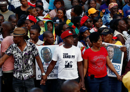 Supporters of Zimbabwe's former vice president Emmerson Mnangagwa await his arrival in Harare, Zimbabwe, November 22, 2017. REUTERS/Mike Hutchings
