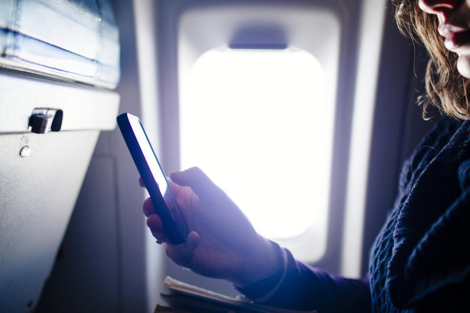 Immer mehr Menschen wünschen sich WLAN im Flugzeug – eine neue Technologie könnte das bald möglich machen. (Symbolbild: Getty Images)