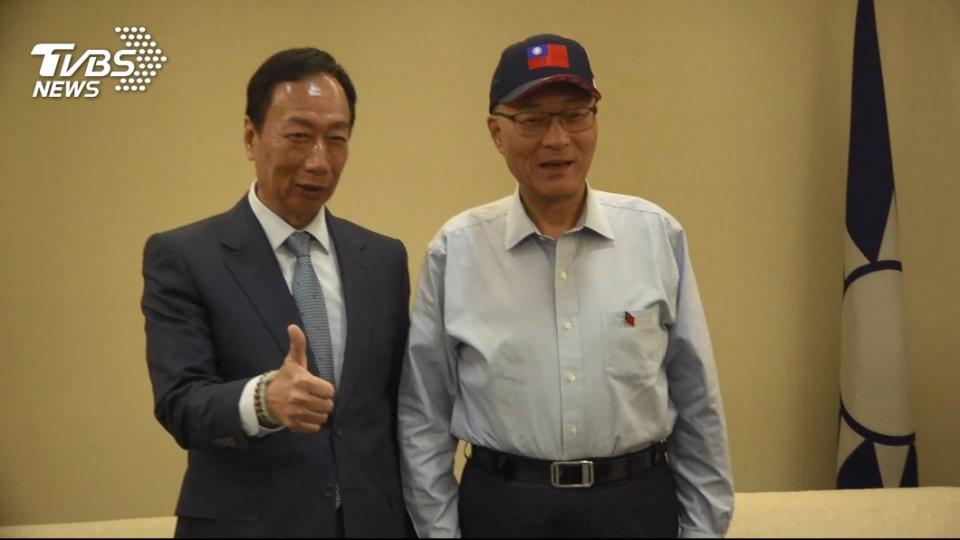 在時任國民黨主席吳敦義開後門之下，郭台銘2019年曾短暫回到國民黨。（圖／TVBS）