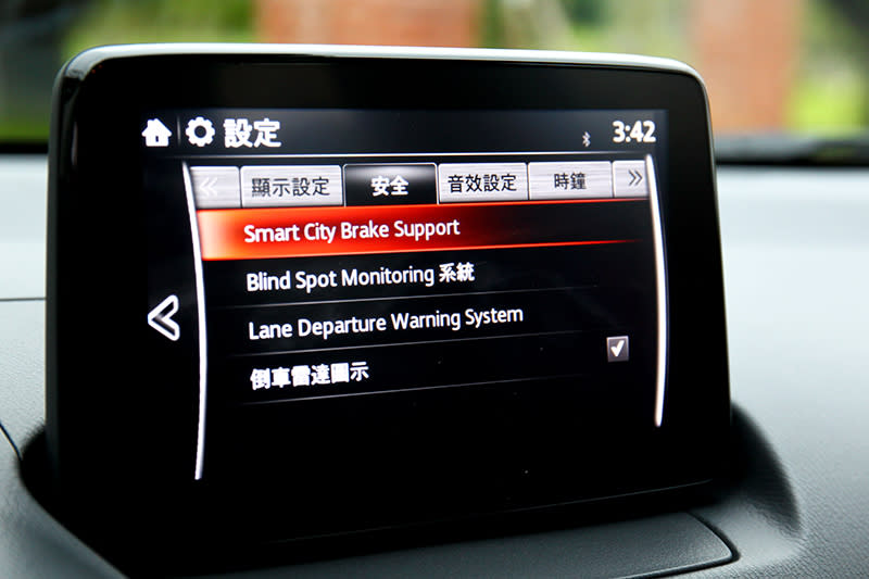 小改車型增加SCBS-F前行煞車輔助和LDWS車道偏移警示系統。