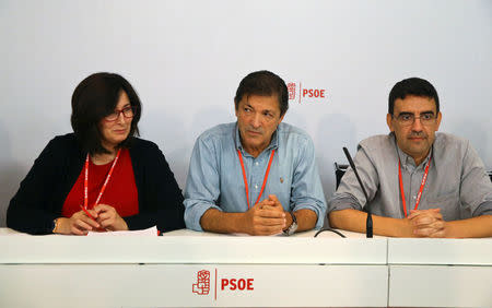 Spain's Socialist Party (PSOE) interim management members Ascension Godoy (L), chairman Javier Fernandez and Mario Jimenez look on during the start of their meeting at the party headquarters in Madrid, Spain, October 23, 2016. REUTERS/Andrea Comas