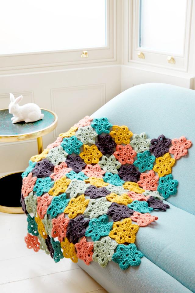 Get the free pattern to crochet this pretty blanket