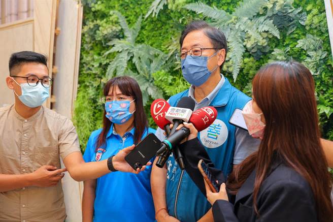 國民黨桃園市長參選人張善政7日出席蘆竹區婦女後援會成立大會，談及北榮桃園分院誤替118名幼童打了國光流感疫苗，張善政批評市府行政管理有疏失，螺絲掉滿地。（張善政競選辦公室提供／陳夢茹桃園傳真）