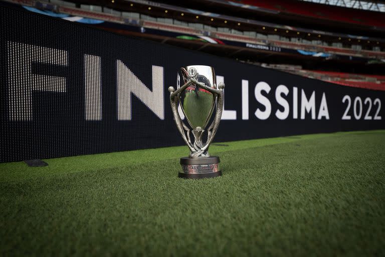 El trofeo de la Finalissima, que este miércoles disputarán la Argentina e Italia, mantiene el molde de la Copa Artemio Franchi, que enfrentaba al campeón de Sudamérica con el de Europa.