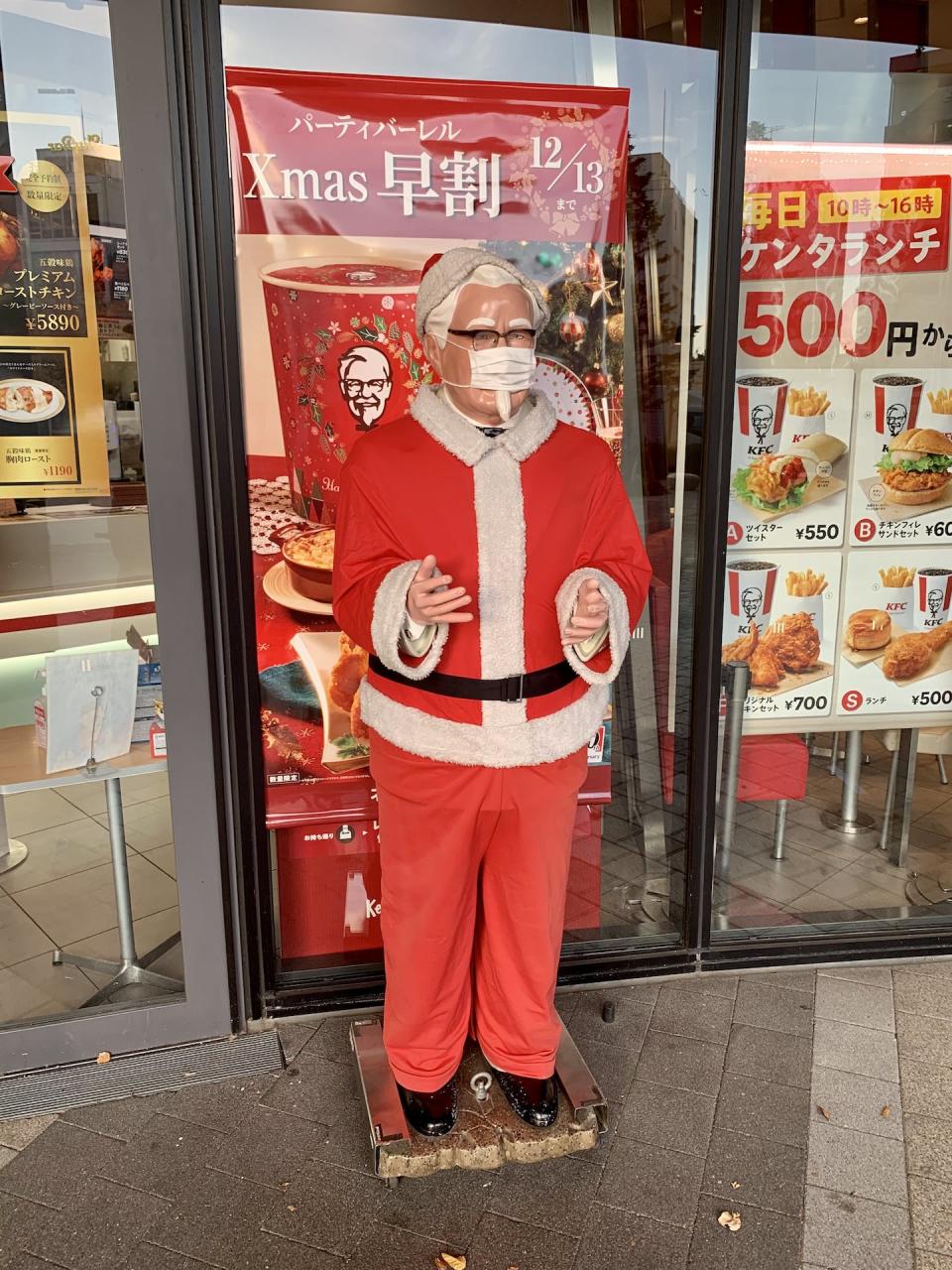 Eating at KFC is a unique custom for Christmas in Japan. <a href="https://commons.wikimedia.org/wiki/File:Colonel_Sanders,_wearing_a_mask,_Tokyo_Skytree_Town_Solamachi.jpg" rel="nofollow noopener" target="_blank" data-ylk="slk:しんぎんぐきゃっと via Wikimedia Commons;elm:context_link;itc:0;sec:content-canvas" class="link ">しんぎんぐきゃっと via Wikimedia Commons</a>, <a href="http://creativecommons.org/licenses/by-sa/4.0/" rel="nofollow noopener" target="_blank" data-ylk="slk:CC BY-SA;elm:context_link;itc:0;sec:content-canvas" class="link ">CC BY-SA</a>