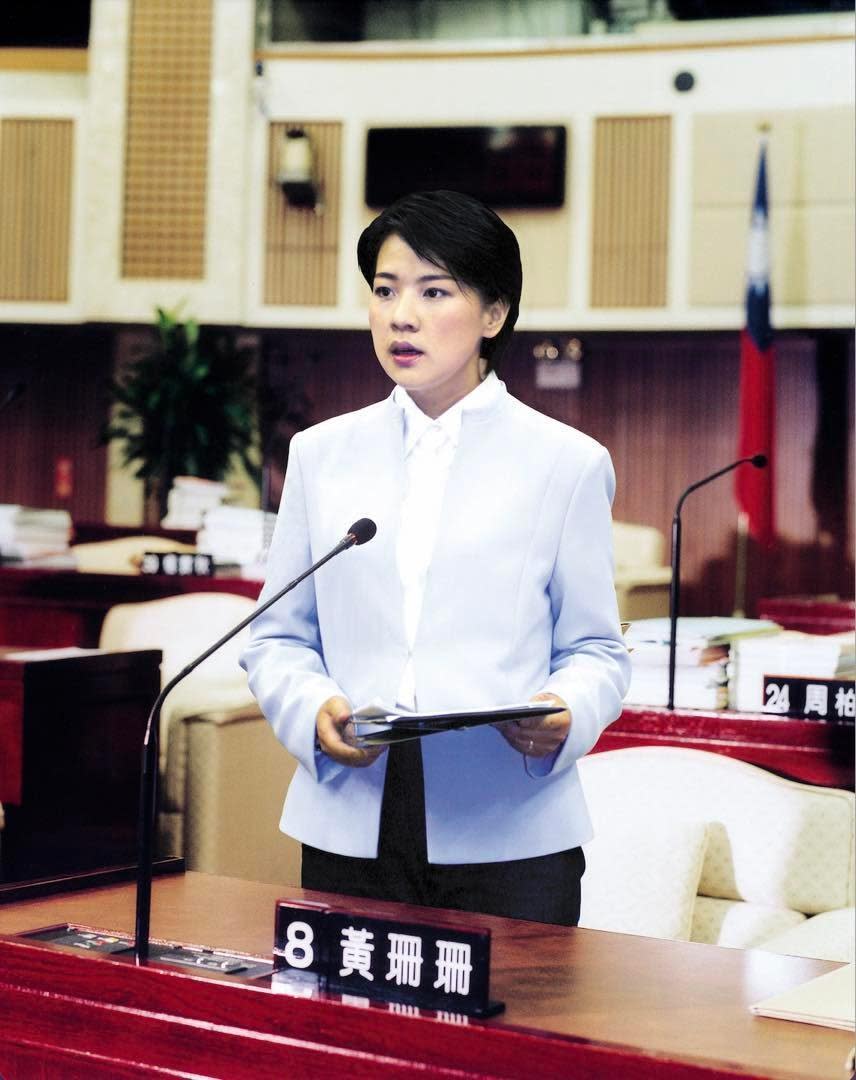2002年，33歲的黃珊珊在台北市議會質詢。（翻攝自黃珊珊臉書）