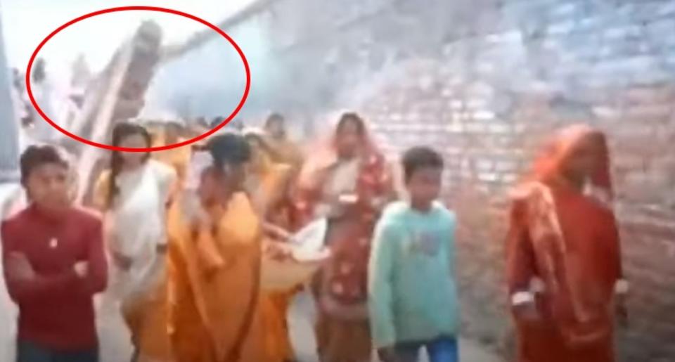 印度北方邦馬烏區戈西鎮一處小鎮，慶祝結婚的遊行遭逢公安意外，成了悲劇。（翻攝自cpnews 161 YouTube頻道）