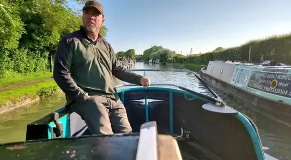 Marius Blaauw steuert sein Narrowboat auf einem Kanal in der britischen Landschaft. - Copyright: Marius Blaauw