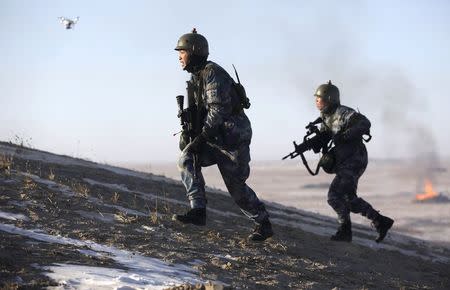 Soldiers of the People's Liberation Army (PLA) Marine Corps run during a military drill on snow-covered field at a military base in Taonan, Jilin province January 28, 2015. REUTERS/China Daily