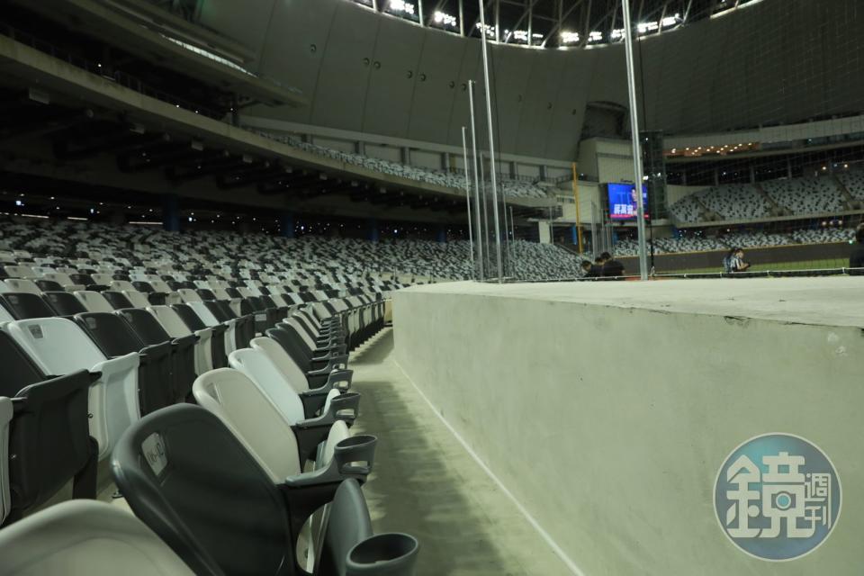 台北大巨蛋27日正式亮相，在一、三壘側的觀眾席的有台式應援區，球迷未來可以「超近距離」和啦啦隊互動。