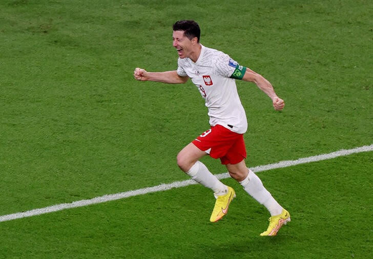 Foto del sábado del delantero de Polonia Robert Lewandowski celebrando tras marcar ante Arabia Saudita