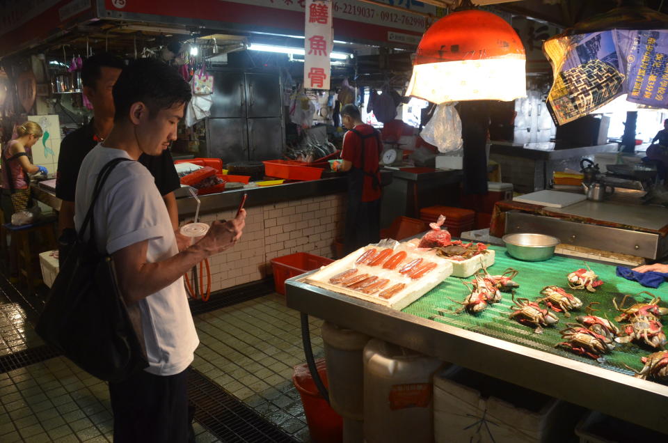 ▲LOGY餐廳主廚田原諒悟（穿白衣者）至台南水仙宮市場看台南在地食材。（圖／台南觀旅局提供）