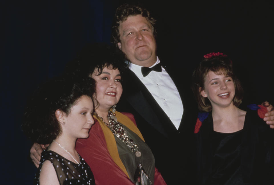 <p>John Goodman se convirtió en una estrella televisiva gracias a 'Roseanne' (1988-2018). En los People's Choice Awards 1989 el actor fue captado junto a las actrices de la serie Sara Gilbert, Roseanne Barr y Lecy Goranson. "Llegué al casting y Roseanne y yo nos llevamos muy bien. Me fui del casting sabiendo que había conseguido el trabajo", confesó a Vanity Fair. (Foto: Vinnie Zuffante / Getty Images)</p> 