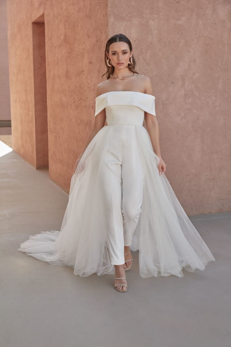 A standout dress during the day, then something simpler in the evening: the detachable skirt turns this wedding dress into a jumpsuit. This piece is from Adore by Justin Alexander. Adore by Justin Alexander/dpa