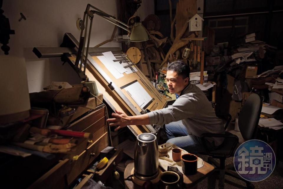 王嘉納有個小小的工作室，堆滿他收集來的物品，他經常窩在這裡畫設計圖，思考下一步。