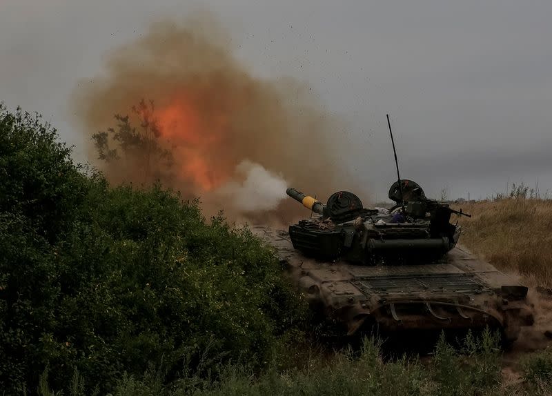 Militares ucranianos disparan hacia las tropas rusas con un tanque en una posición en la región de Donetsk