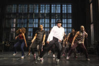 En esta imagen difundida por O & M Co./DKC, Myles Frost, en el centro, y parte del elenco durante una función del musical "MJ". (Matthew Murphy/O & M Co./DKC vía AP)