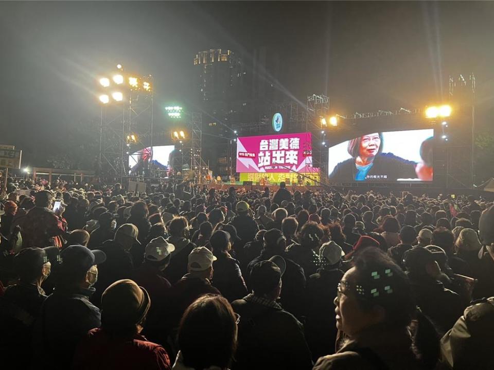 蔡英文表示，選舉的政黨競爭是民主台灣的常態，選舉過後一定要團結彼此，還是彼此的朋友和家人，我們都是台灣人。（游念育攝）