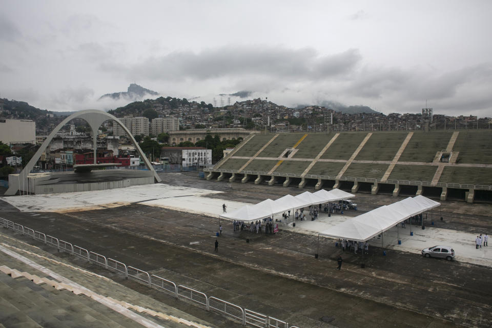 Personal sanitario espera la llegada de adultos mayores para ser inoculados en un centro de vacunación desde el vehículo en el Sambódromo de Río de Janeiro, Brasil, el sábado 6 de febrero de 2021. (AP Foto/Bruna Prado)