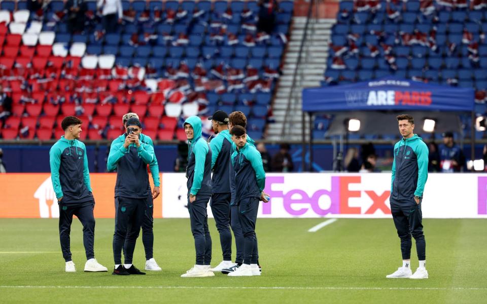 Barcelona's Polish forward #09 Robert Lewandowski (R) stands with teammates on the pitch ahead of the UEFA Champions League quarter final