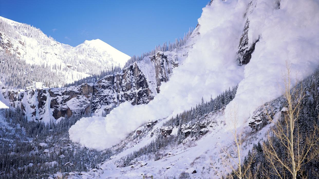  Avalanche on mountain range on a sunny day. 