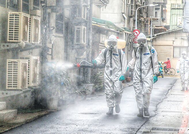 2022年1月18日／國內新冠肺炎疫情蔓延，為維護市民健康安全，台北市環保局與陸軍第六軍團33化學兵群合作全面加強民眾出入場所消毒。（王英豪攝）