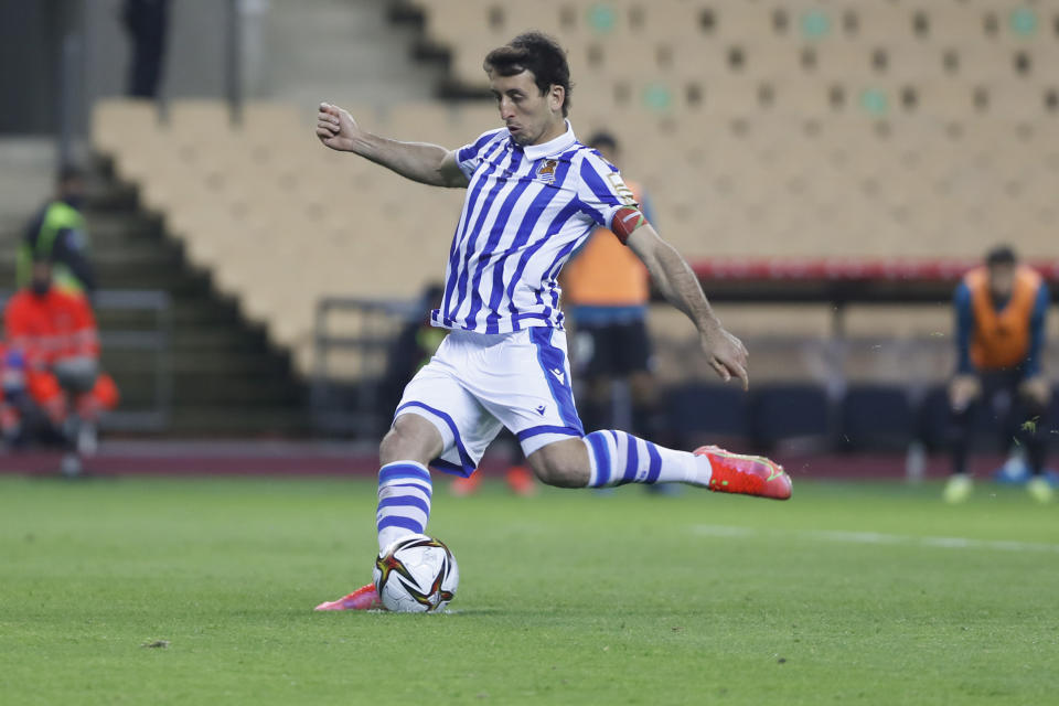 Real Sociedad's Mikel Oyarzabal scores his side's first goal with a penalty during the final of the 2020 Copa del Rey, or King's Cup, soccer match between Athletic Bilbao and Real Sociedad at Estadio de La Cartuja in Sevilla, Spain, Saturday April 3, 2021. The game is the rescheduled final of the 2019-2020 competition which was originally postponed due to the coronavirus pandemic. (AP Photo/Angel Fernandez)