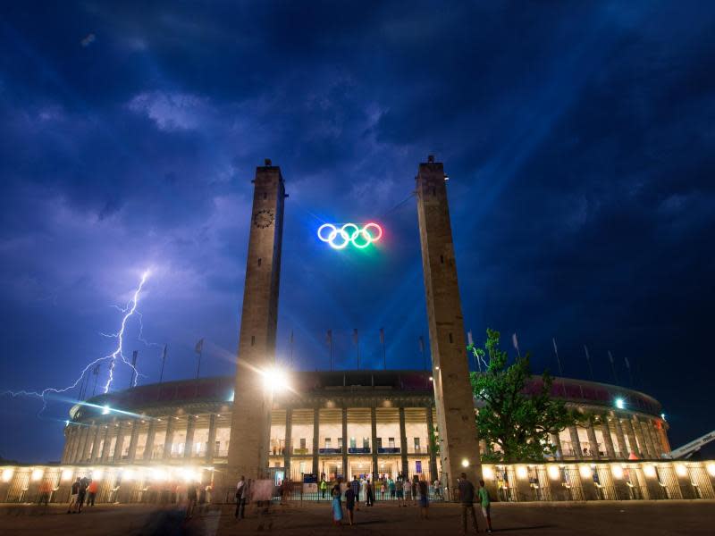 Am Himmel über dem Olympiastadion in Berlin zucken Blitze. Foto: Matthias Balk