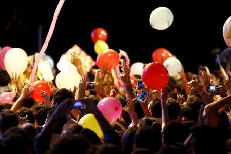 Supporters of presidential candidate Mauricio Macri of Cambiemos (Let's Change), gather at their headquarters in Buenos Aires, Argentina, November 22, 2015. REUTERS/Ivan Alvarado