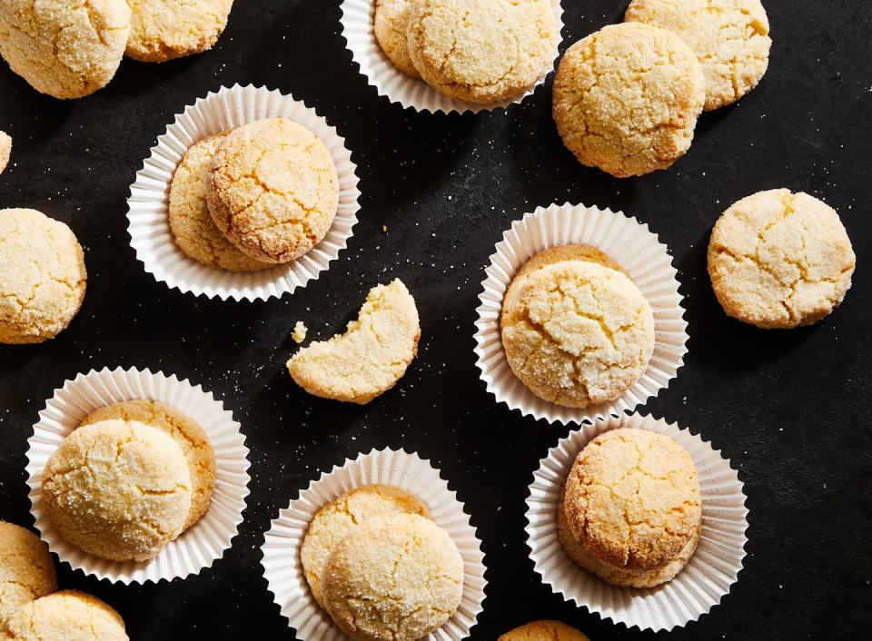 amaretti cookies dusted with powdered sugar