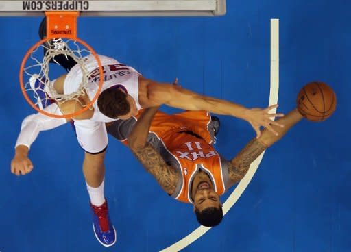 Markieff Morris (Nº 11), de los Phoenix Suns, busca la canasta de Los Angeles Clippers, en partido de la NBA jugado el 8 de diciembre de 2012 en Los Angeles, California. (AFP/GETTY IMAGES | jeff gross)