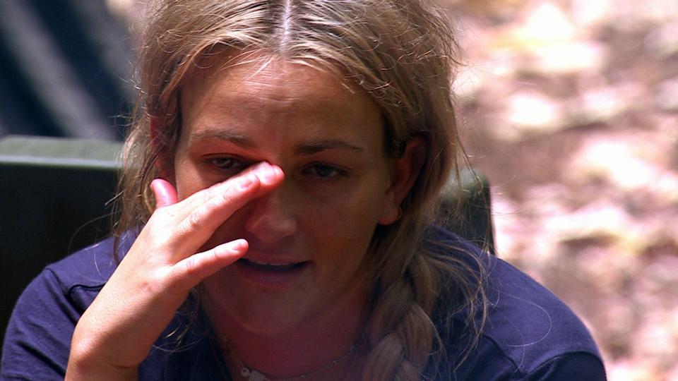Jamie Lynn Spears wiping a tear away
