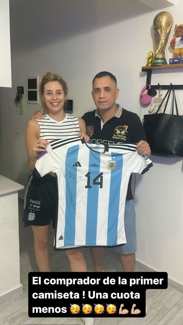 Yésica Frías con el comprador de la camiseta de Exequiel Palacios